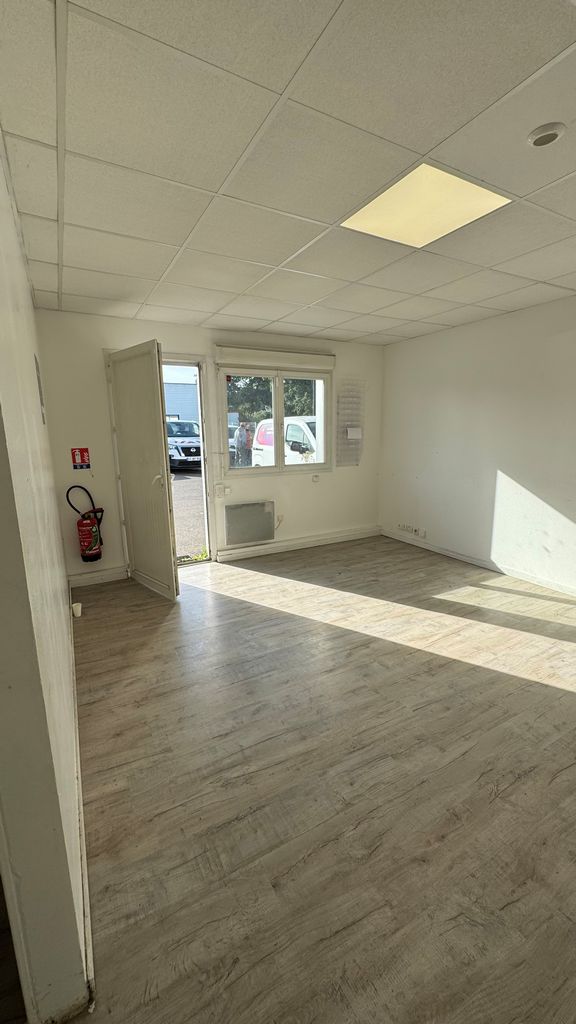 Location Locaux d'activités ST JACQUES DE LA LANDE Surface 200 m² Entrepôts Rennes Est